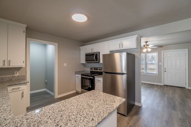 Building Photo - * Move-In Special * Fully Remodeled 3 Bed,...