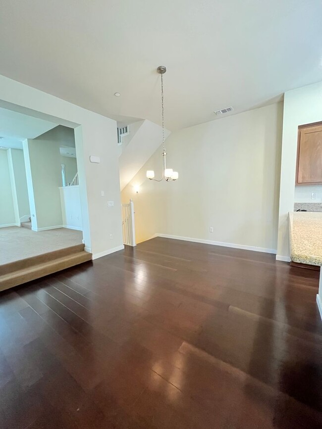 Foto del edificio - Spacious & Updated 3 Bedroom Home Walking ...