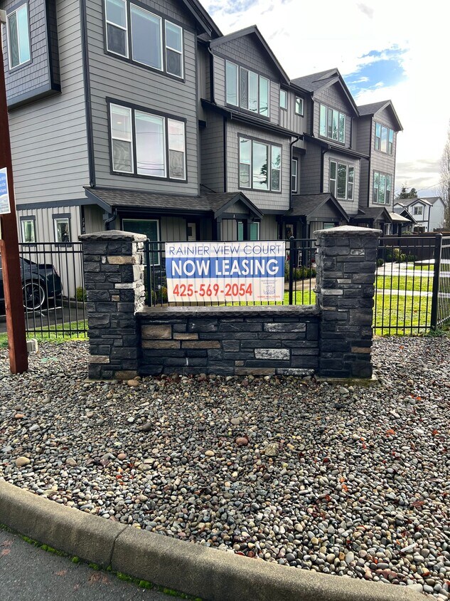 Foto principal - Rainier View Court Townhomes