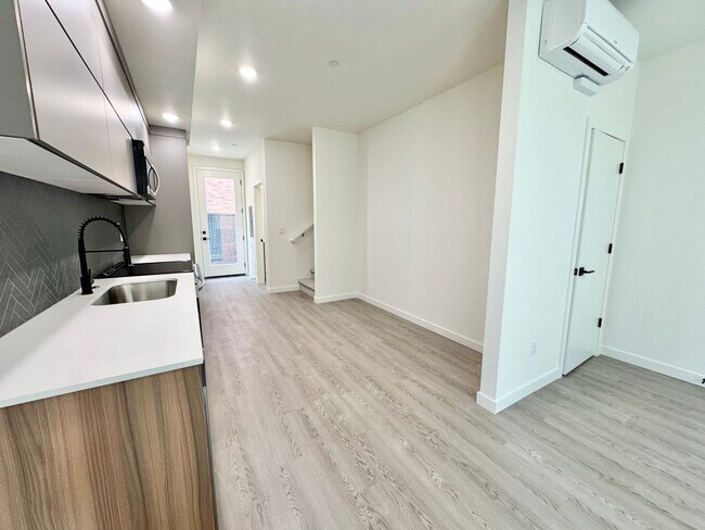 Foto del edificio - *1 MONTH FREE RENT* A 2bd/2bath Modern Tow...