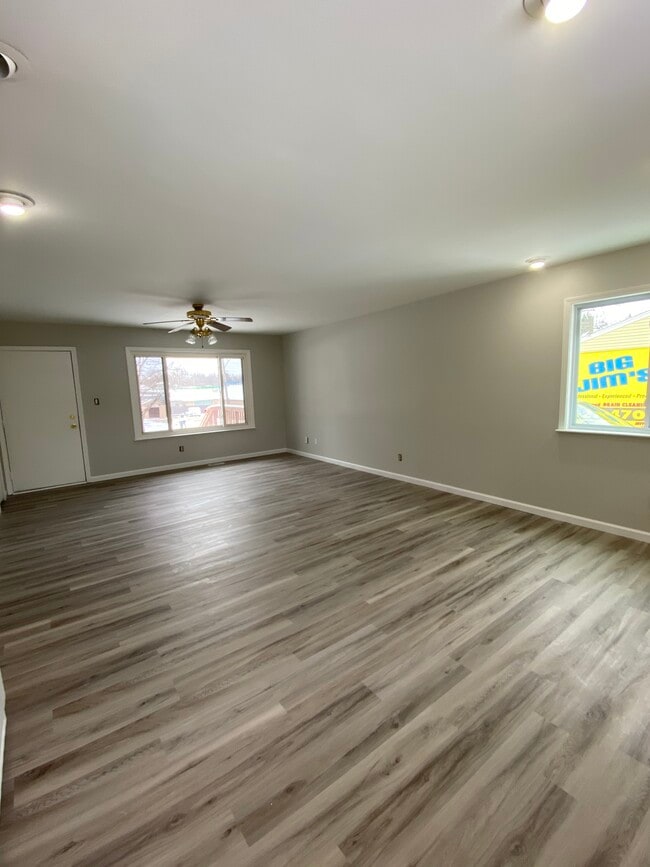 Living Room - 734 S Walnut St