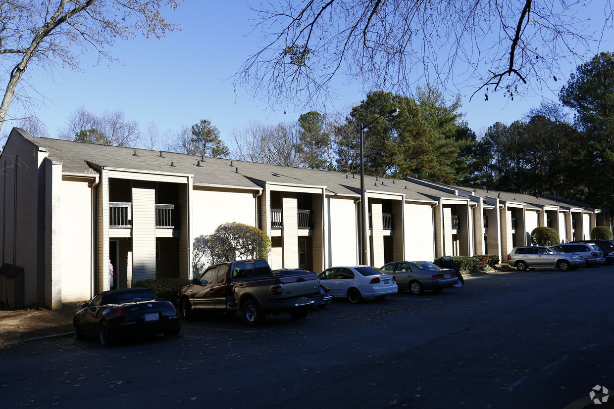 Building Photo - Lake Colony Apartments