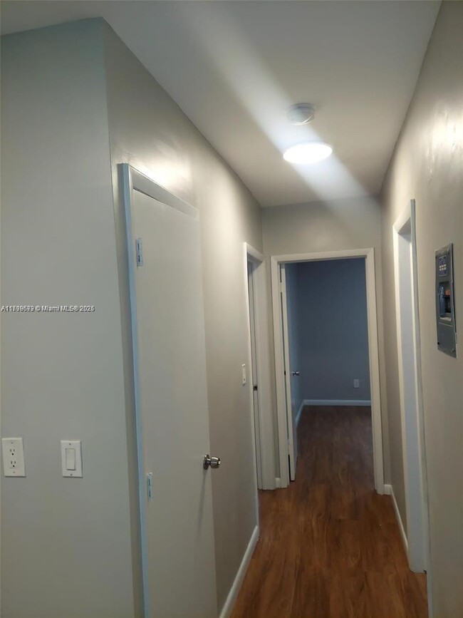 Building Photo - 7430 Carlyle Ave