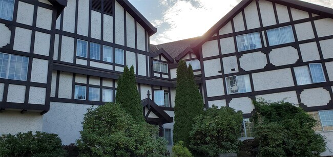 Building Photo - 2500 Quadra St