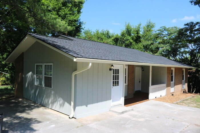 Primary Photo - Adorable, Newly Updated Ranch