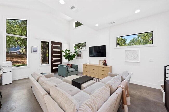 Building Photo - 1118 Algarita Ave