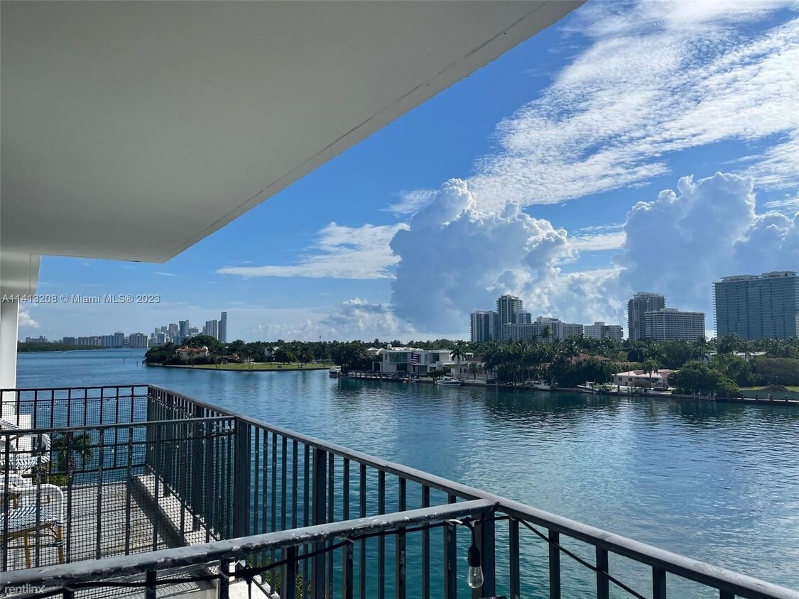 Foto principal - 2 br, 2 bath Condo - 10101 E Bay Harbor Dr...