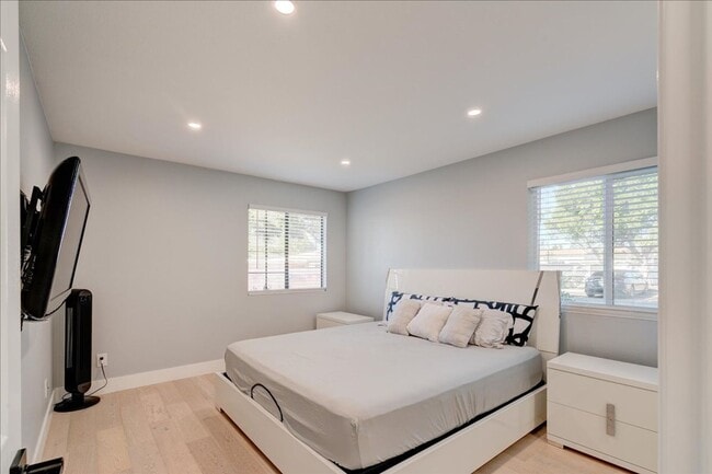 Building Photo - Gorgeous, Fully Remodeled 1 Bed - 1 Bath i...