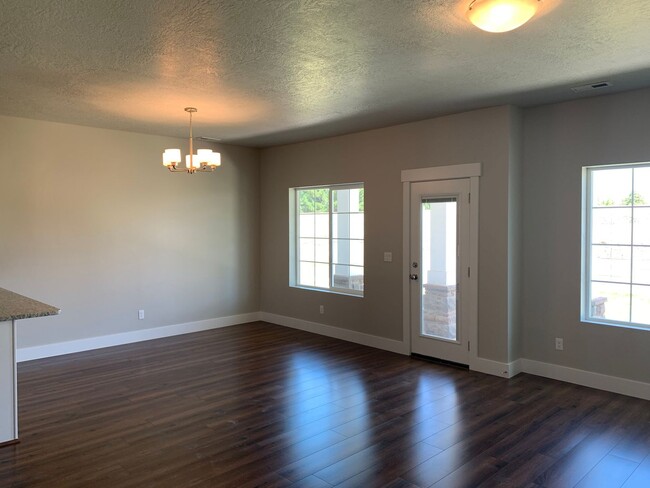 Foto del edificio - Beautiful 3 Bed, 2 Bath Townhome in Layton