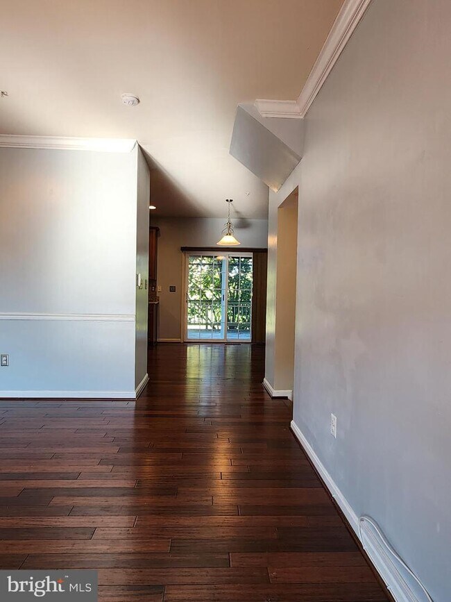 Building Photo - 635 Cawley Dr
