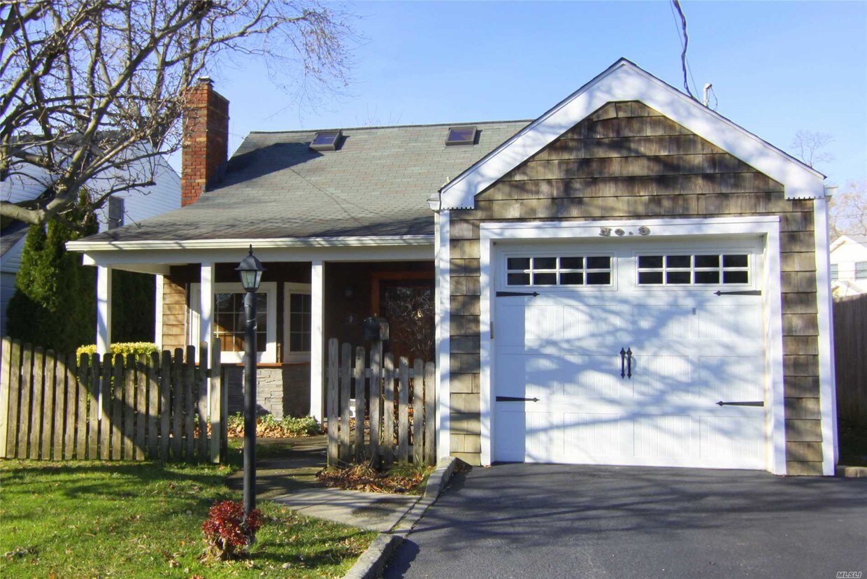 Primary Photo - 9 Manhasset Ave