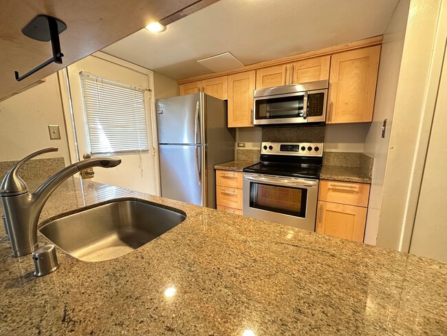 Building Photo - 2 Bed 1.5 Bath Condo In Concord, Roundtree...