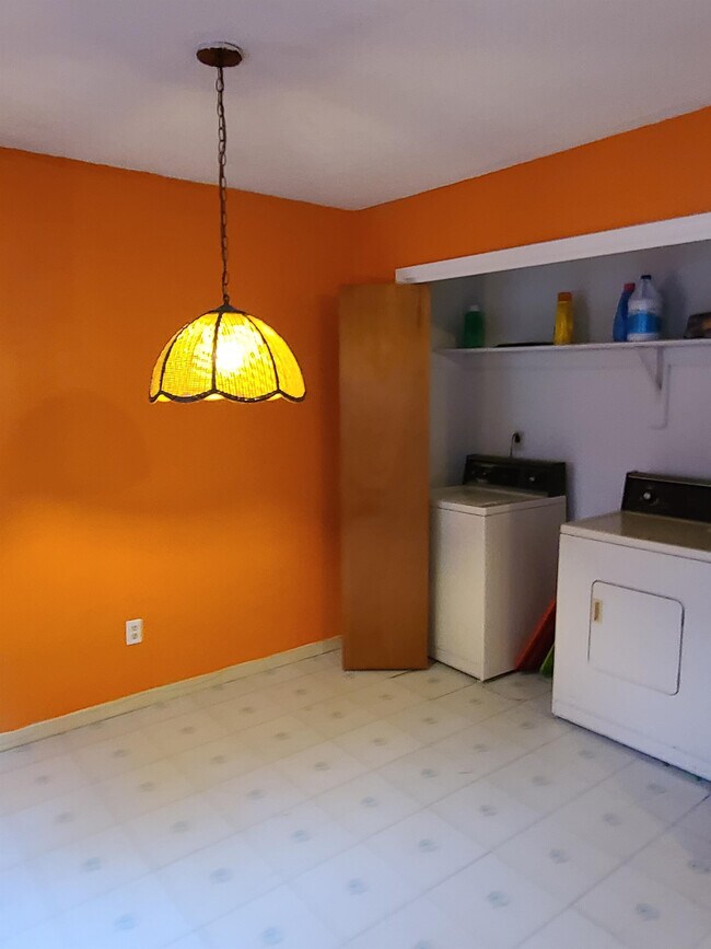 Building Photo - 2371 N Orchid Dr