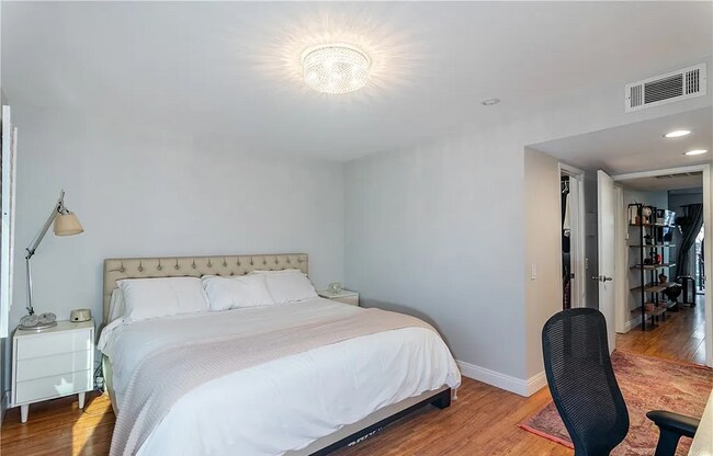 Foto del edificio - Executive Bixby Village condo with gorgeou...