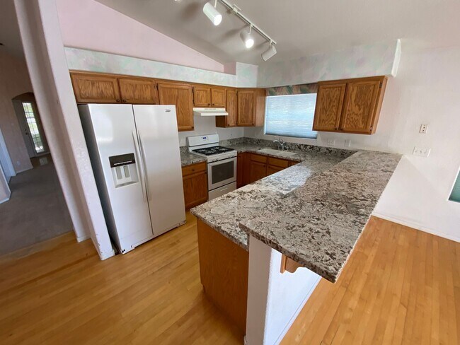 Foto del edificio - 4 bed/3 bath home located in Henderson