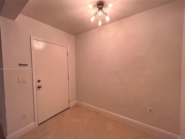 Foto del edificio - 2880 Pine Tree Dr