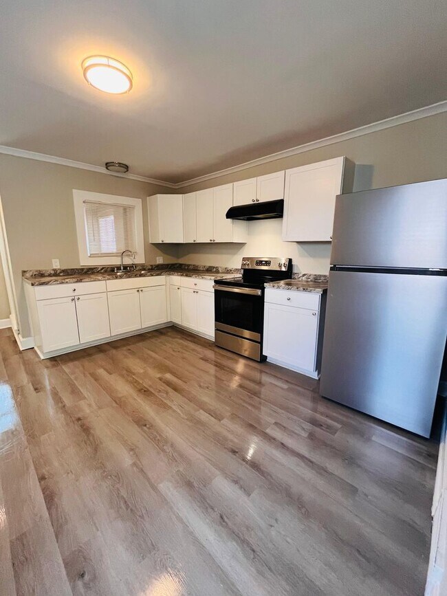 Building Photo - three bedroom duplex with ALL utilities included