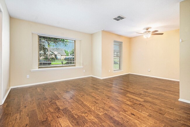 Building Photo - 302 Lochnell Dr