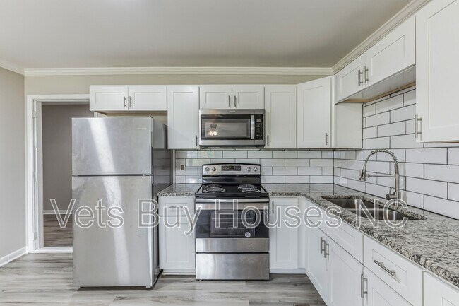 Foto del edificio - 310 Bethune Ave