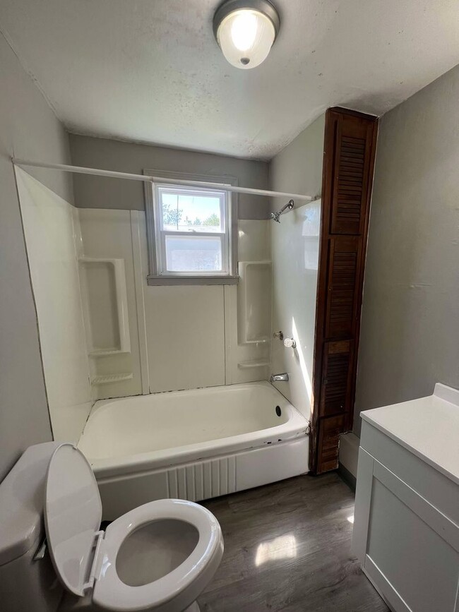 Building Photo - SPRING SPECIAL: HALF OF FIRST MONTH RENT! ...