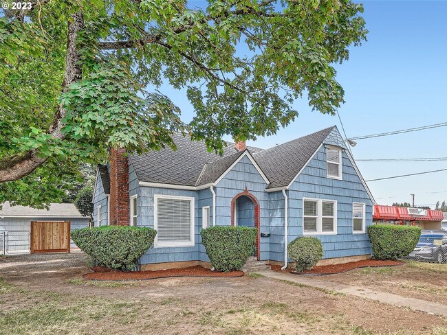 Building Photo - Charming bungalow offers a unique opportun...