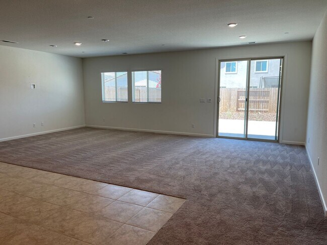 Building Photo - Large Clean Executive 4 Bedroom, 2.5 Bathroom, 2000 Sqft. Home for Lease