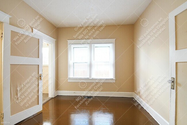 Building Photo - 3 br, 1 bath Duplex - 556 N Parker Ave