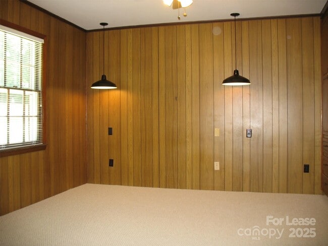 Building Photo - 1300 Lomax Ave