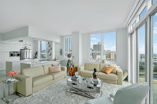 Building Photo - 1155 Brickell Bay Dr