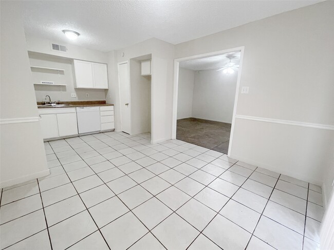 Building Photo - 12023 Greenwood-Forest Dr