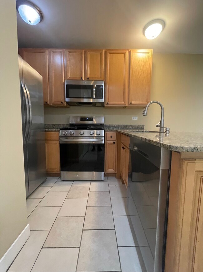 Building Photo - 2728 W Lunt Ave