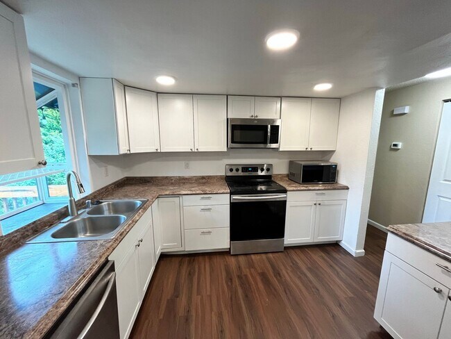 Foto del edificio - Room for Everyone in This Bright & Spaciou...