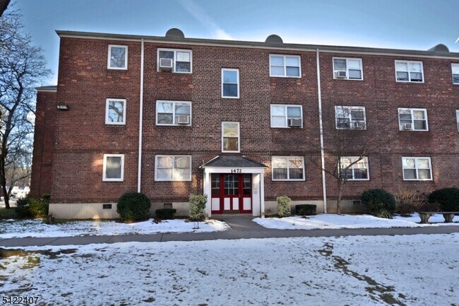 Building Photo - 1472 Terrace Cir