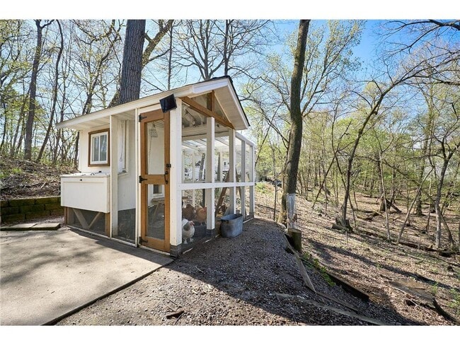 Building Photo - 1832 Essex Rd