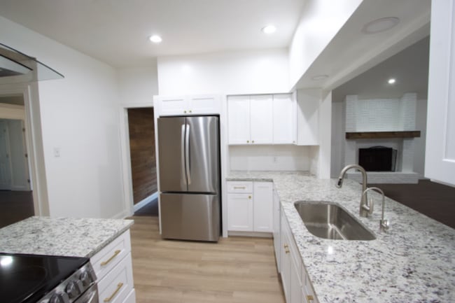 Building Photo - 320 Heneretta Dr