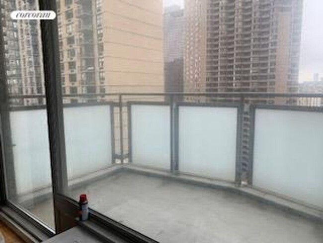 Foto del edificio - 300 E 40th St