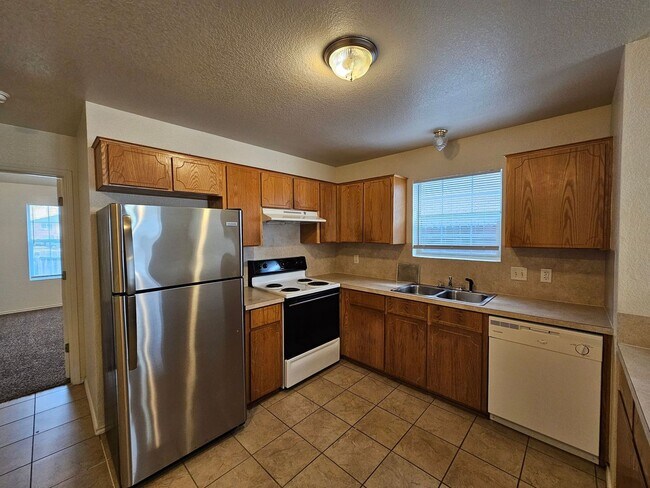 Foto del edificio - AVAILABLE NOW!