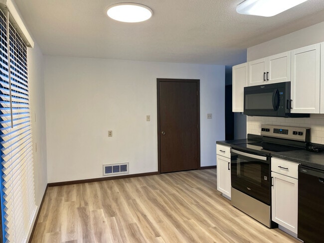 Building Photo - 2621 Struthmore Dr