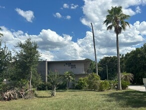Building Photo - 5020 W Irlo Bronson Memorial Hwy