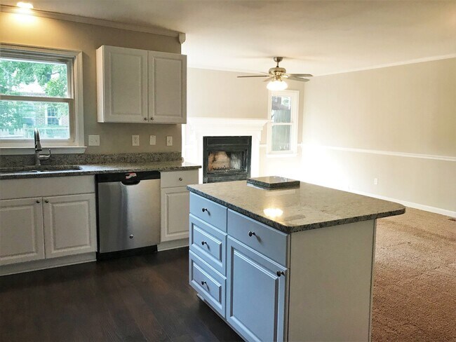 Building Photo - Attached 3 Bedroom 2.5 Bath Townhome