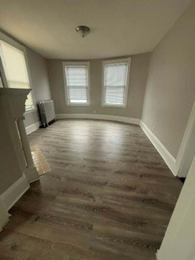 Building Photo - Spacious 1bedroom unit with large living room
