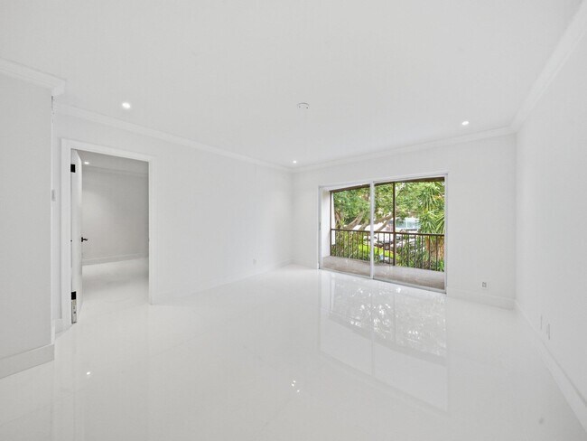 Building Photo - 3125 Oakland Shores Dr