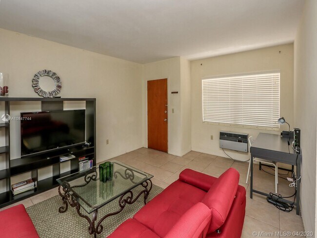 Building Photo - 1250 S Alhambra Cir  16 Coral Gables Fl 33146