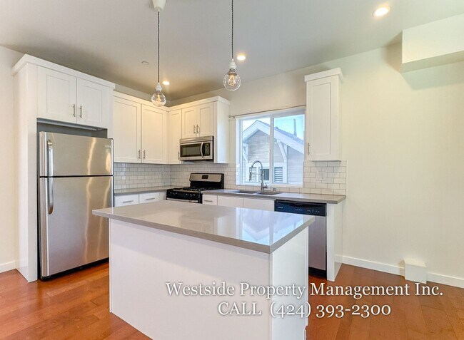 Building Photo - Great Townhouse Style 2BD/2.5BA  W/Private...