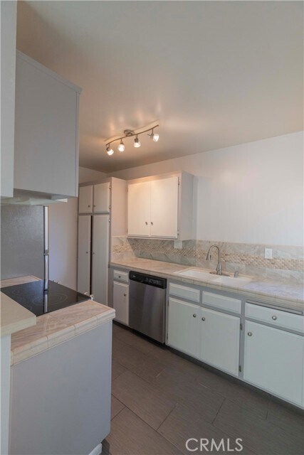 Primary Photo - 2951 W 235th St