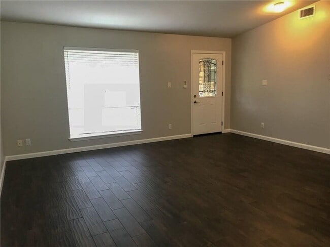 Foto del edificio - 8202 Renton Dr