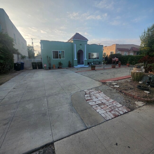 Building Photo - 1109 S Rimpau Blvd
