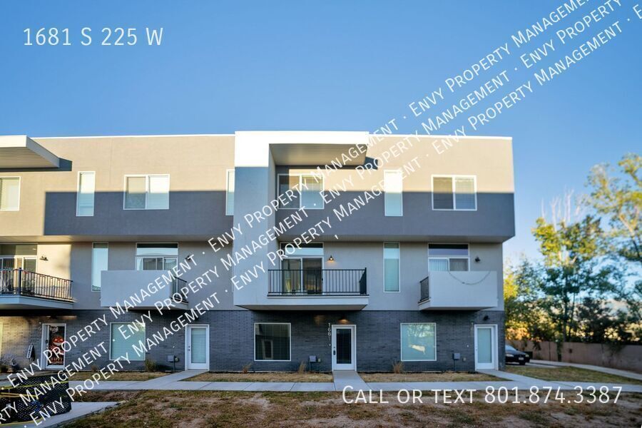 Primary Photo - Beautiful 4 Bed - 3 Bath Townhome in Great...