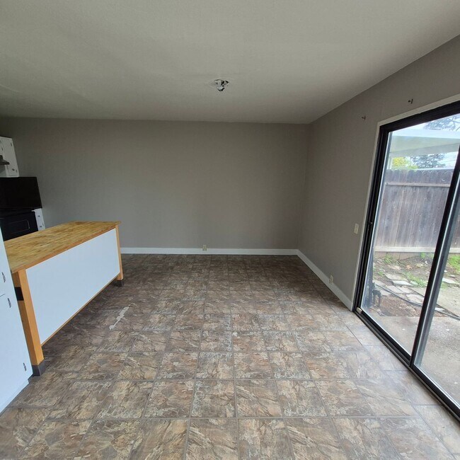 Foto del edificio - Carmichael 3 bedroom, $2195/month.