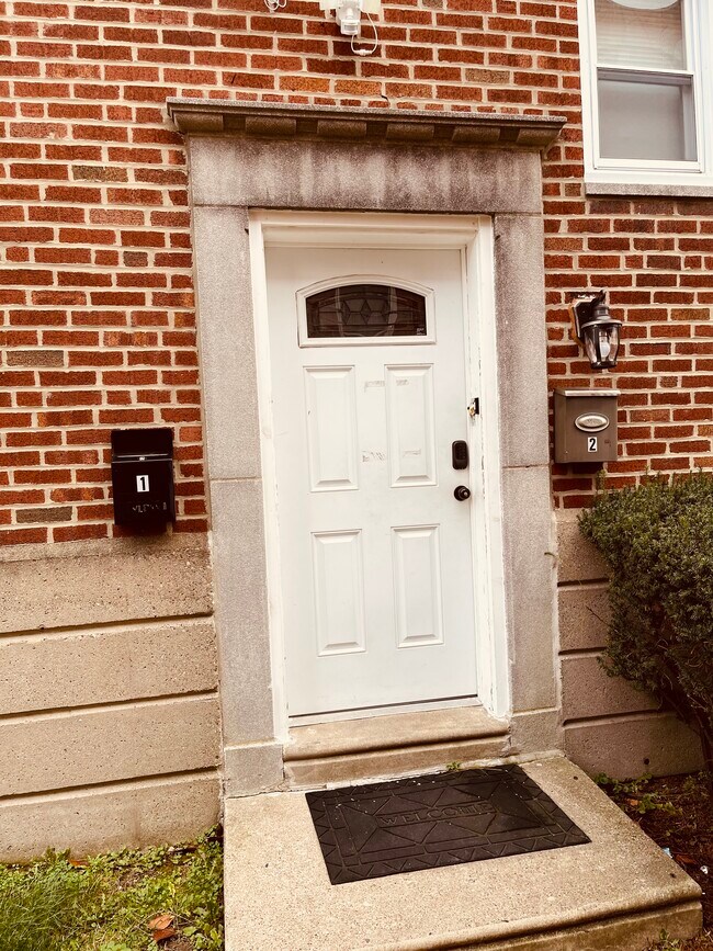 Puerta principal - 7934 Forrest Ave